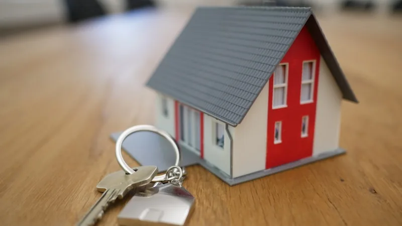 Real Estate Agent Email Signatures: Examples and Best Practices